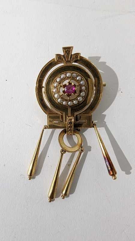BROCHE en or (750) de forme concentrique...