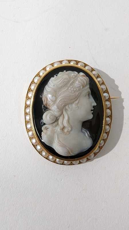 BROCHE CAMÉE sur agate représentant un profil...
