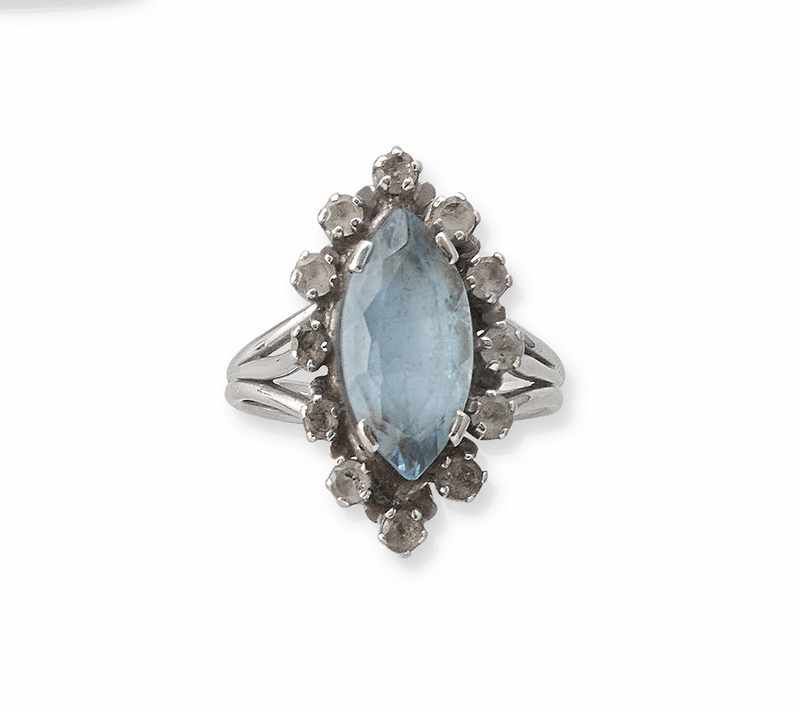 BAGUE MARQUISE en or gris (750) sertie d'une...