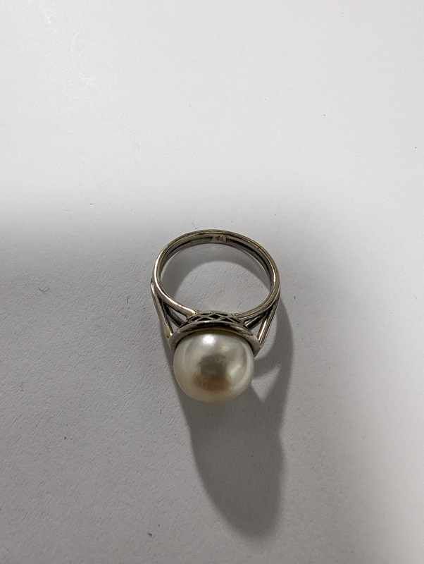 BAGUE en or gris (750) ornée d'une perle...