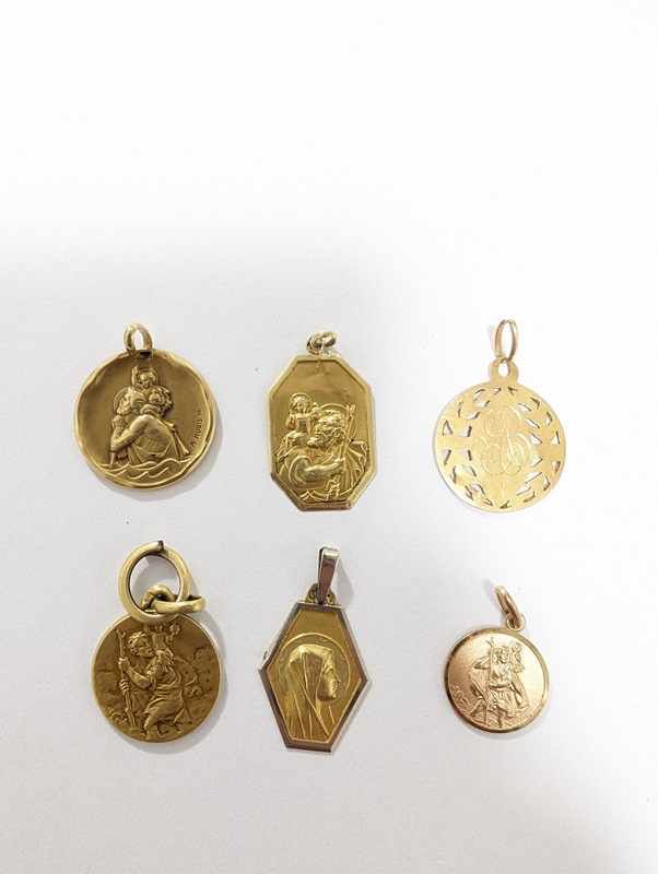 ENSEMBLE DE CINQ MÉDAILLES en or (750).