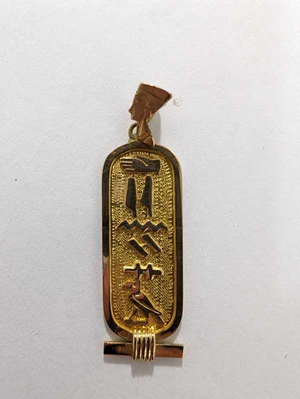 MÉDAILLE en or jaune (750) à décor de cartouche...