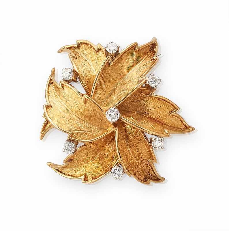BROCHE en or (750) à décor de feuilles au...