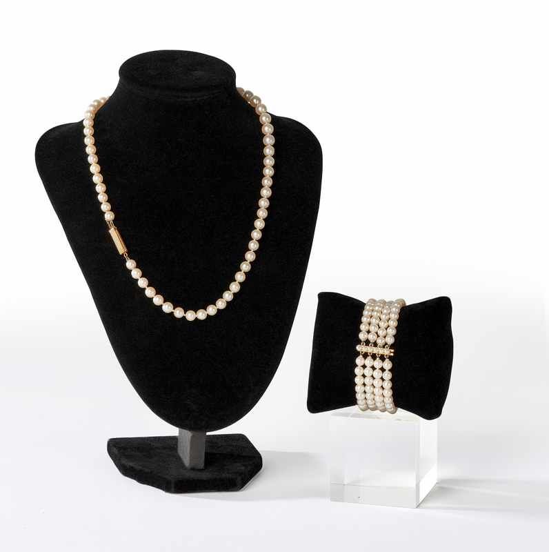 DEMI-PARURE composée d'un sautoir de perles...