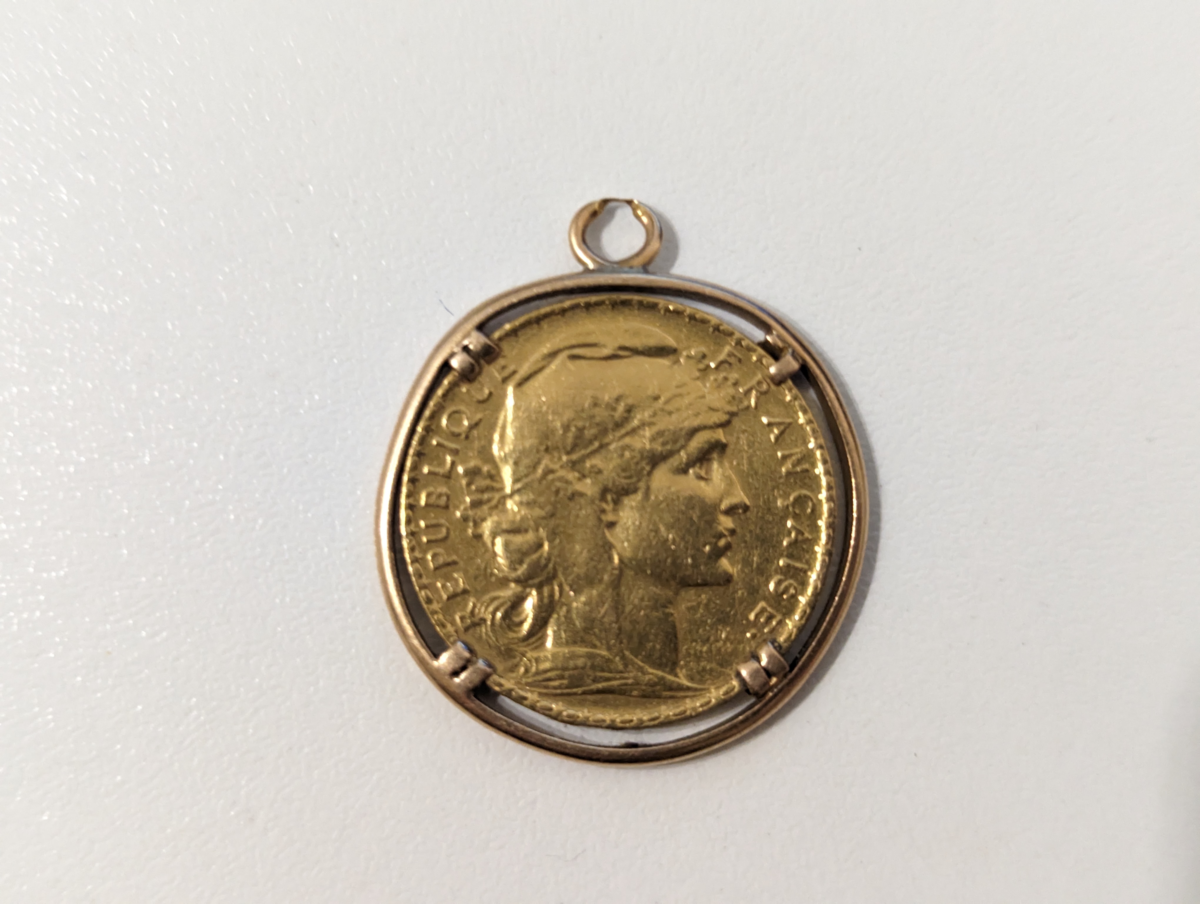 PENDENTIF en or (750) sertissant une pièce...