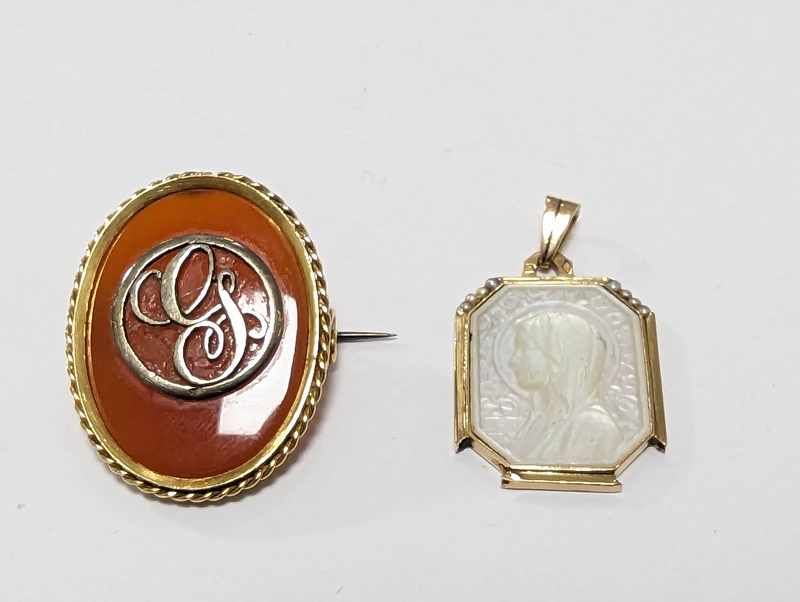 BROCHE en or jaune (750) sertissant une cornaline...
