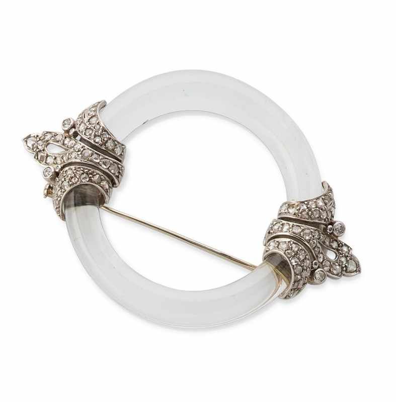 BROCHE composée d'un anneau en verre incolore...