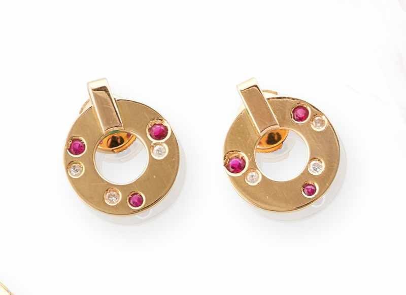 PAIRE DE CLOUS D'OREILLES en or (750), de...