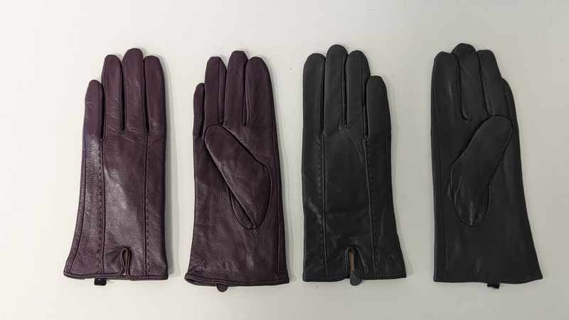DEUX PAIRES DE GANTS en cuir gris et violet,...