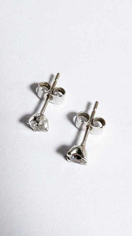 PAIRE DE PUCES D'OREILLES en or gris (750)...
