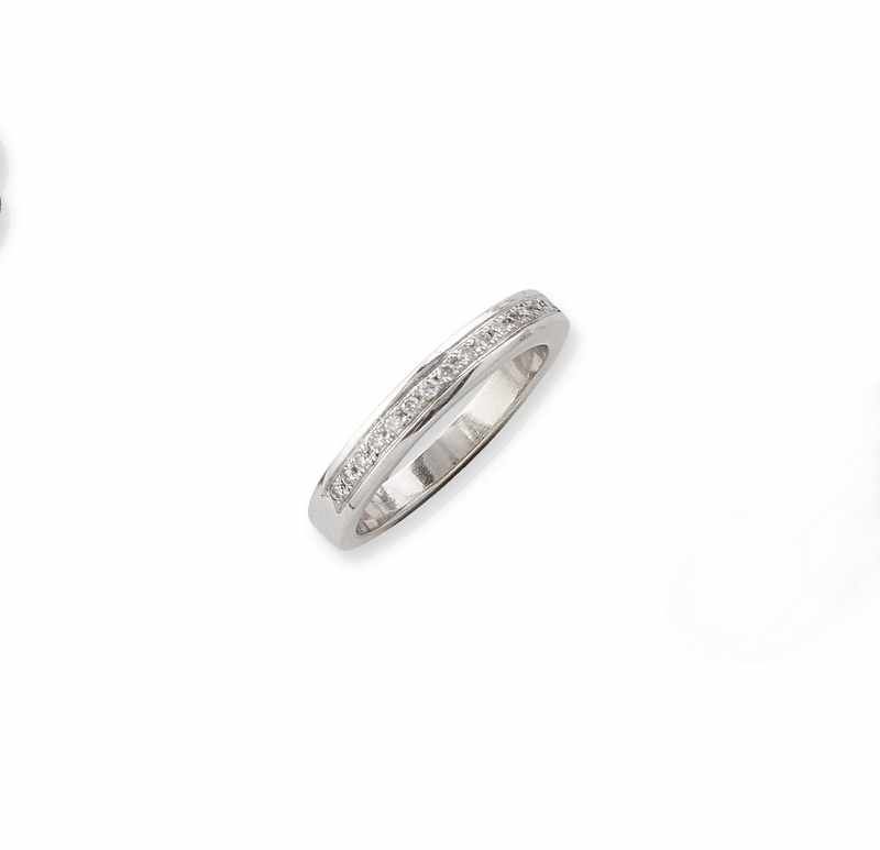 DEMI-ALLIANCE en or gris (750) sertie de...