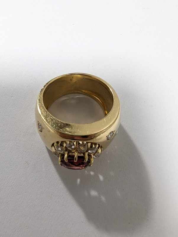 LARGE BAGUE en or (750) centrée d'un grenat...