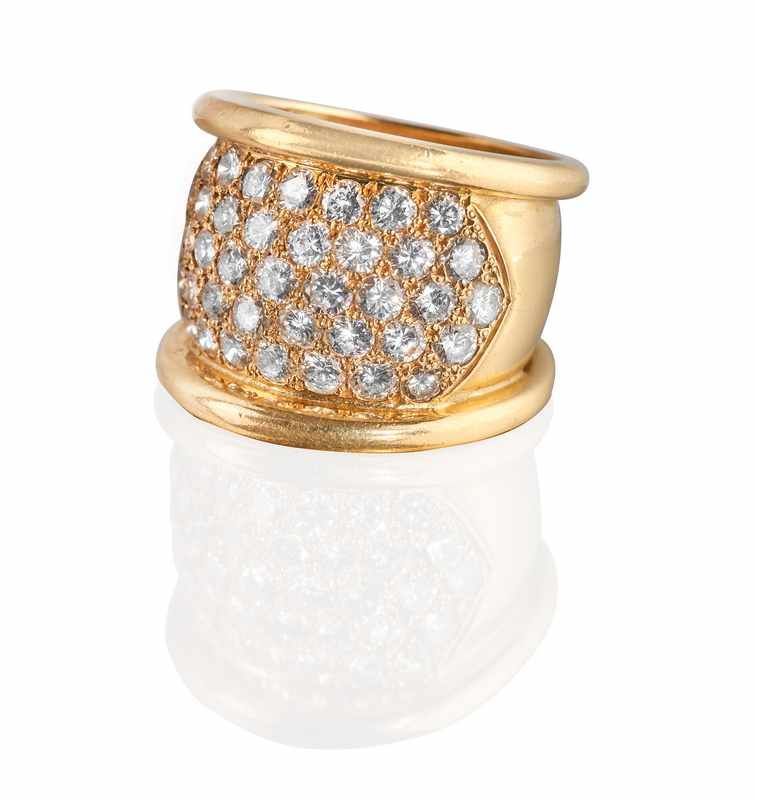 LARGE BAGUE en or (750) sertie d'un pavage...