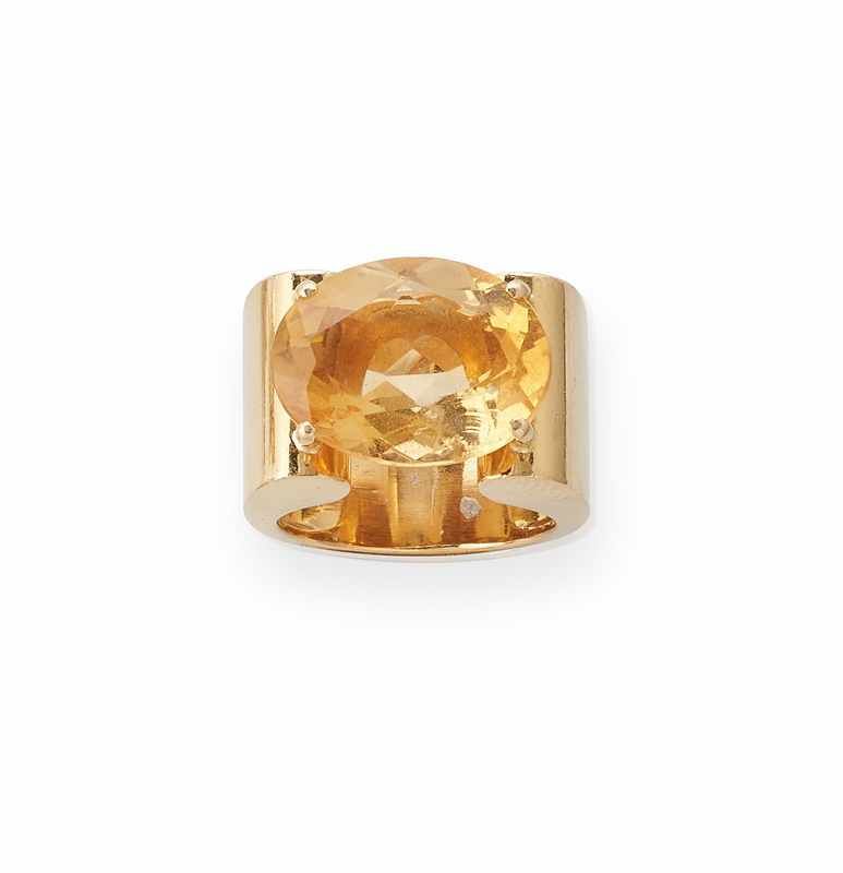 LARGE BAGUE en or jaune (750) ornée d'une...