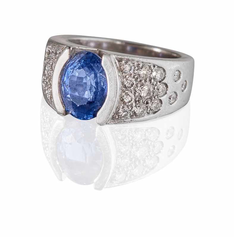 BAGUE en or gris (750) centrée d'un saphir...