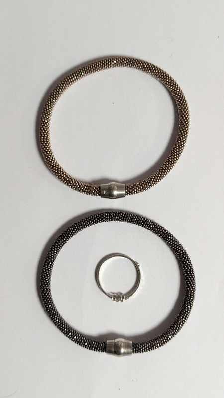DEUX BRACELETS de perles grises et roses,...