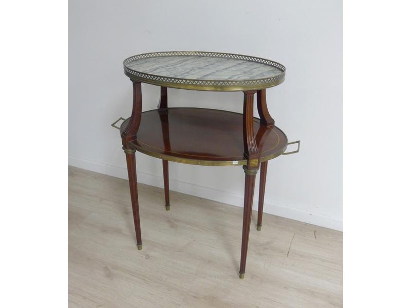 TABLE A THE de forme ovale en acajou et placage...