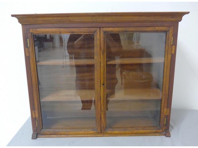 PETITE VITRINE à suspendre en bois fruitier,...