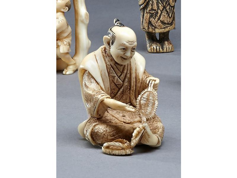 NETSUKE en ivoire représentant un tisserand...