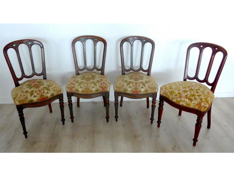 QUATRE CHAISES en chêne mouluré ciré rechampi...