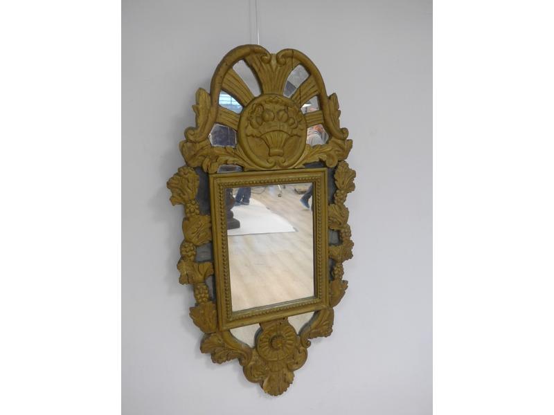 MIROIR à parecloses en bois sculpté et mouluré...