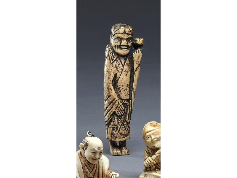 NETSUKE en corne de cerf représentant Gama...