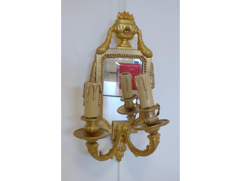 APPLIQUE en bronze doré à deux bras de lumière...