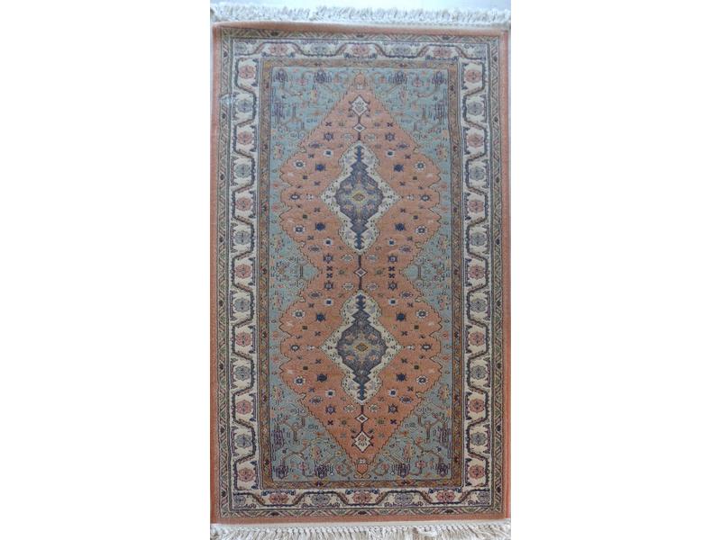 TAPIS GALERIE en laine à décor crème de losanges...