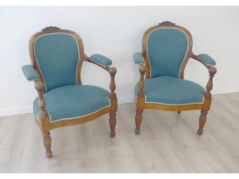 PAIRE DE FAUTEUILS en noyer à dossier violonné...