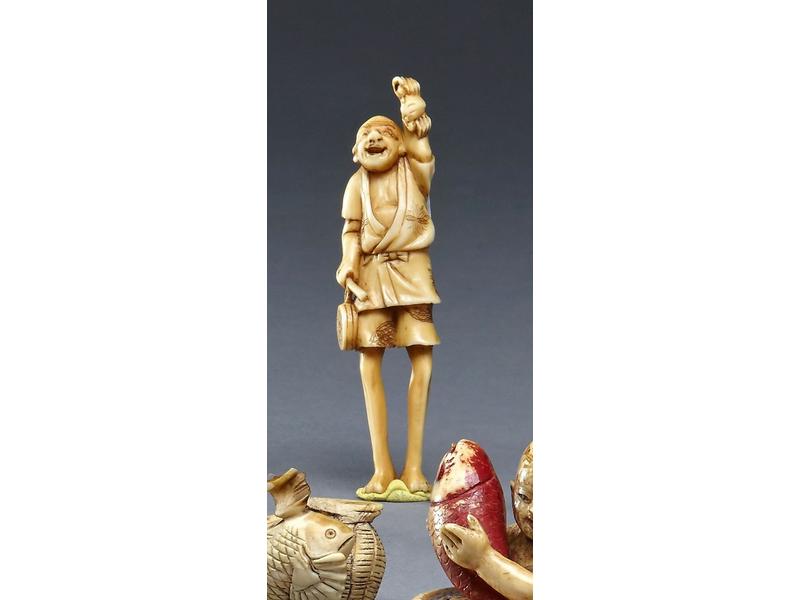 NETSUKE en ivoire représentant Ashinaga tenant...