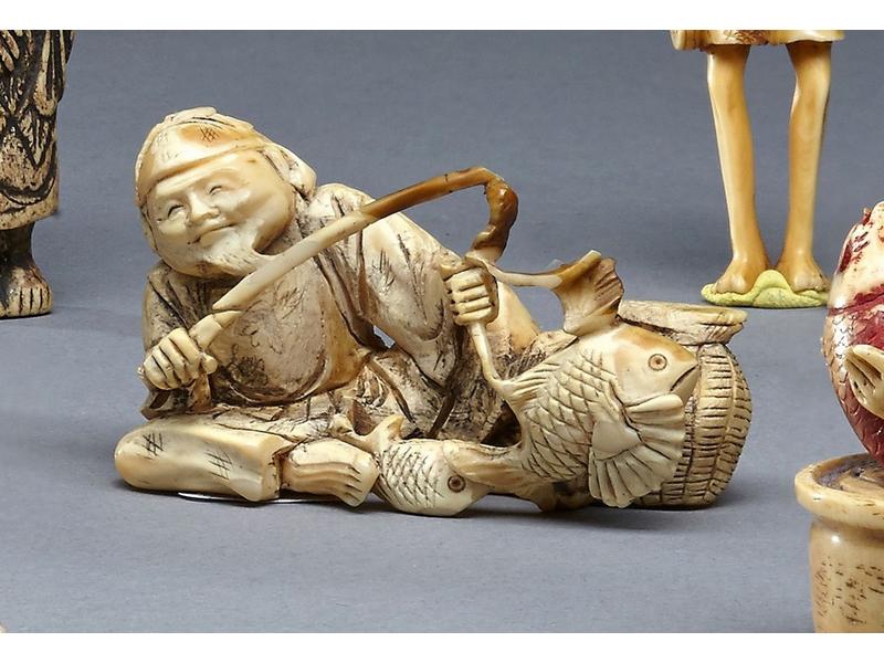 NETSUKE en ivoire représentant un pêcheur...