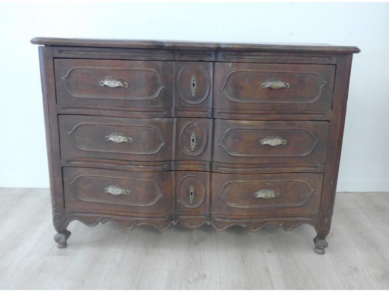 COMMODE à façade arbalète en chêne ciré mouluré,...