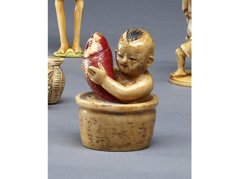 NETSUKE en os polychrome représentant un...