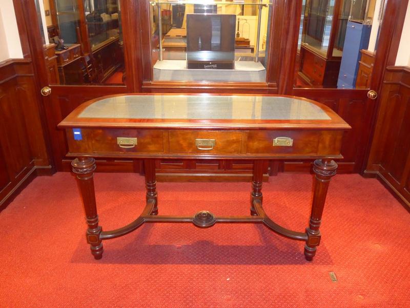 CONSOLE-COMPTOIRE en acajou mouluré et sculpté,...