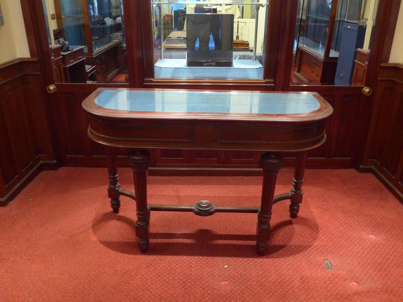 CONSOLE-COMPTOIRE en acajou mouluré et sculpté,...