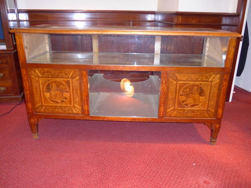 VITRINE BASSE en bois fruitier et marqueterie...
