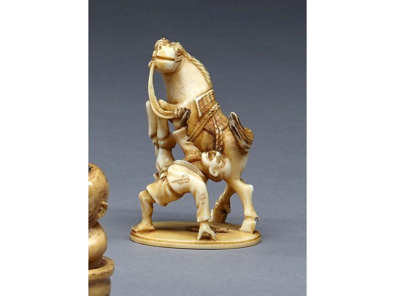 NETSUKE en ivoire représentant un cheval...