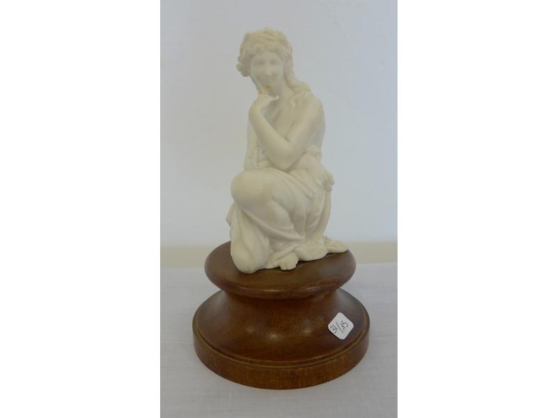 FEMME A L'ANTIQUE agenouillée en biscuit,...
