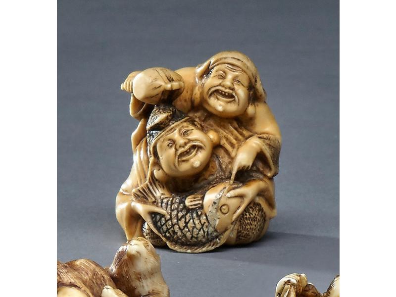 NETSUKE en ivoire représentant deux dieux...