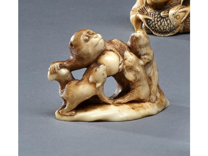 NETSUKE en ivoire représentant un singe et...