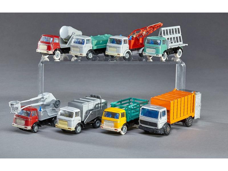 SEPT VEHICULES UTILITAIRES 1/43e dont nacelle,...