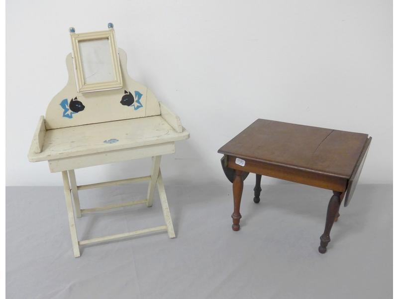 DEUX MEUBLES DE POUPEE