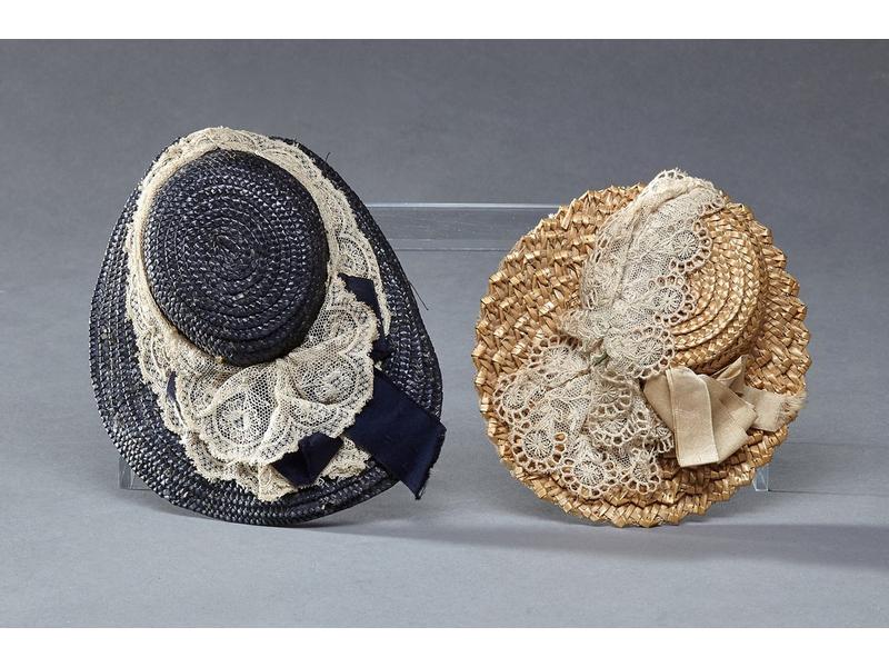DEUX BEAUX CHAPEAUX DE POUPEE en paille tressée,...