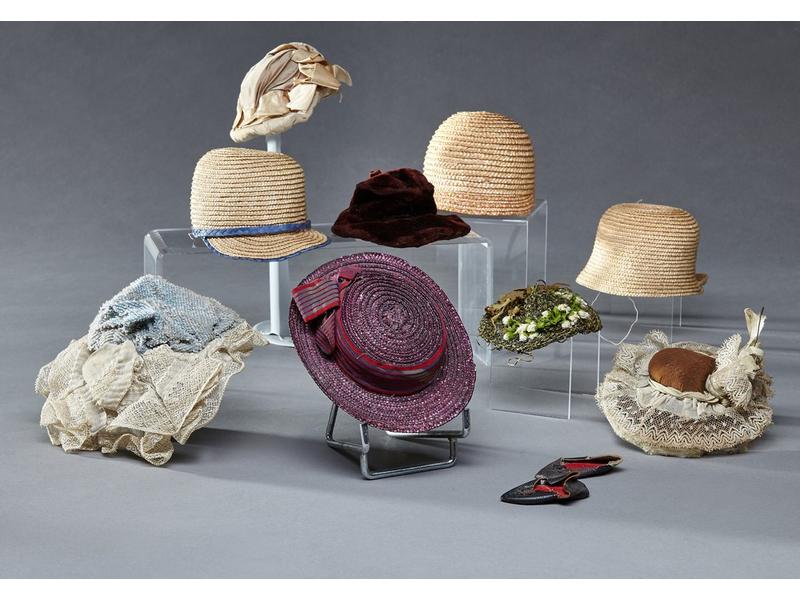 ENSEMBLE DE NEUF CHAPEAUX DE POUPEE, dont...