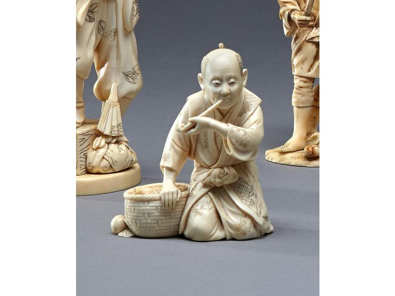OKIMONO en ivoire sculpté représentant un...