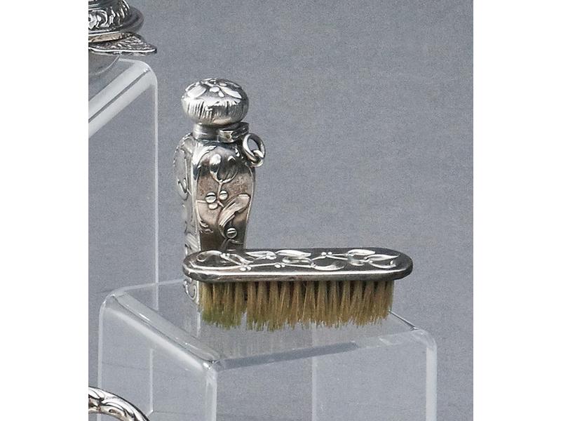 NECESSAIRE DE TOILETTE MINIATURE en argent...