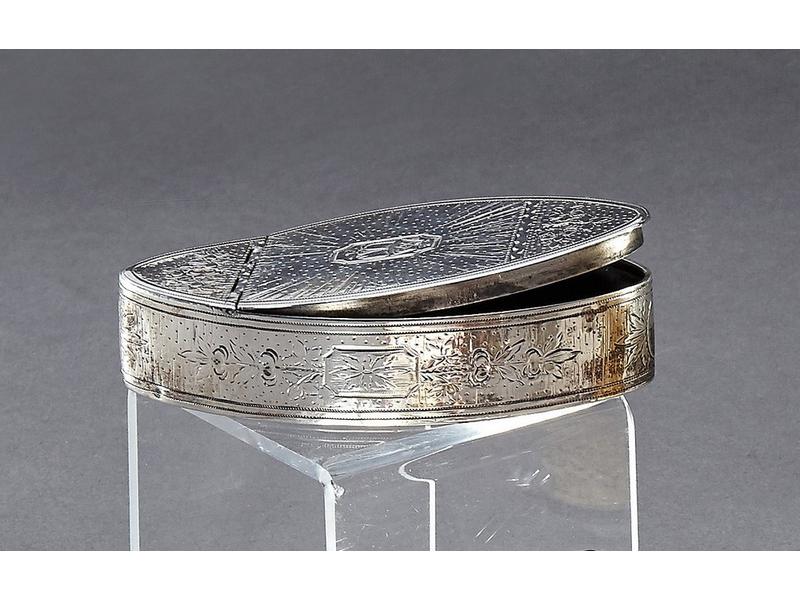 TABATIERE de forme navette en argent, le...