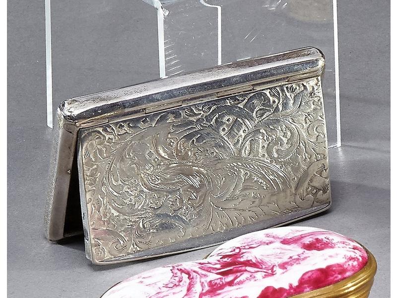 TABATIERE rectangulaire en argent guilloché,...