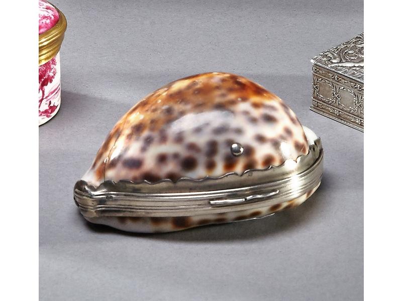 TABATIERE en coquillage moucheté montée argent,...