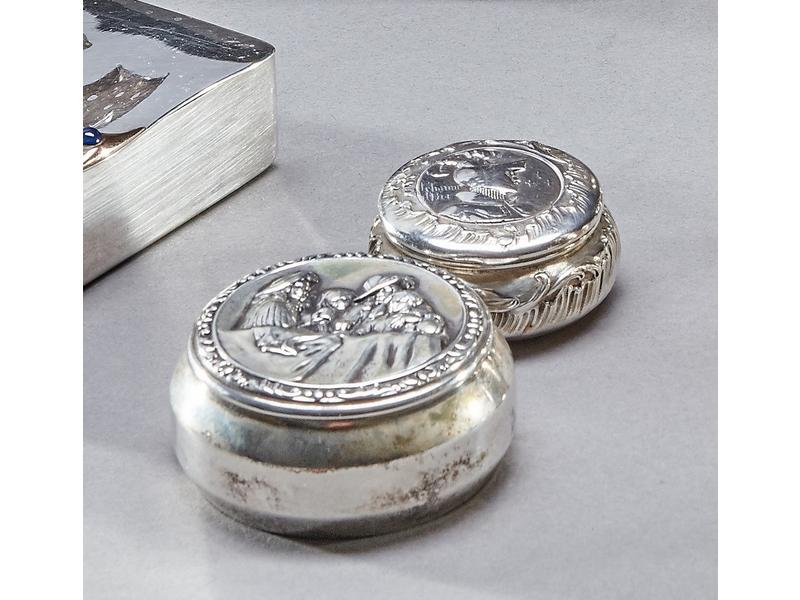 TABATIERE ronde en argent 800 millièmes intérieur...